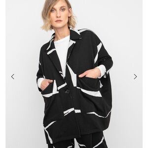 Ozai N Ku 755300 Wide loose cardigan, single button, 3/4 sleeve, Mirrors print